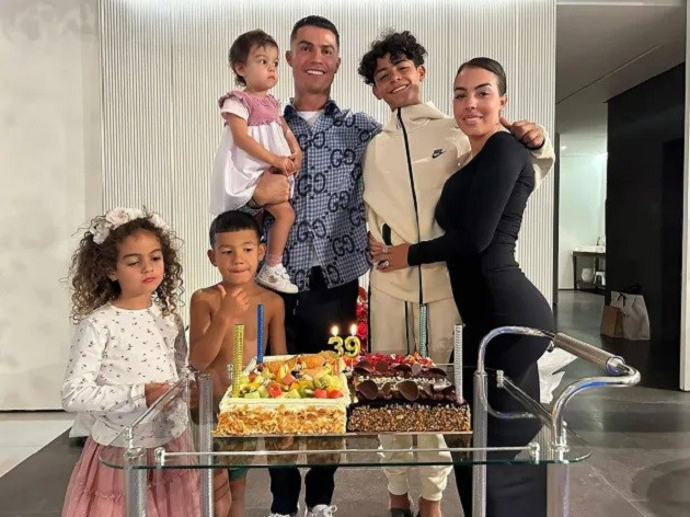 KEEP RON GOING Cristiano Ronaldo celebrates turning 39 with three cakes as he spends his birthday with Georgina and the kids - Bóng Đá