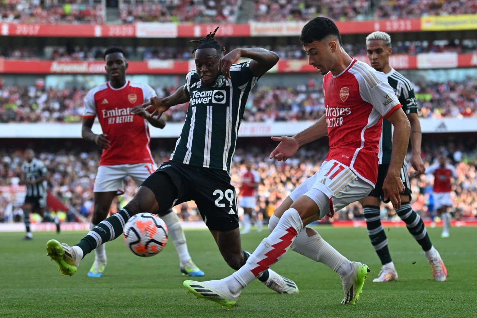 The agent of Arsenal star Gabriel Martinelli has revealed that the forward was sad about missing out on a move to Manchester United. - Bóng Đá