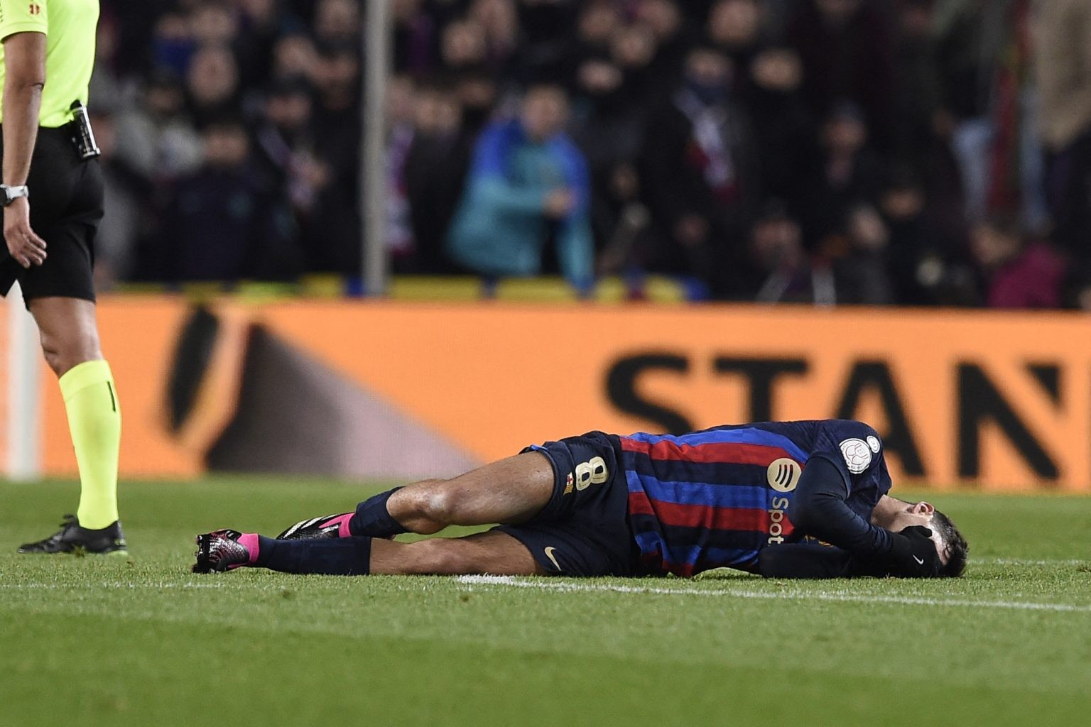 Barcelona midfielder taken off with an injury against Real Sociedad - Bóng Đá