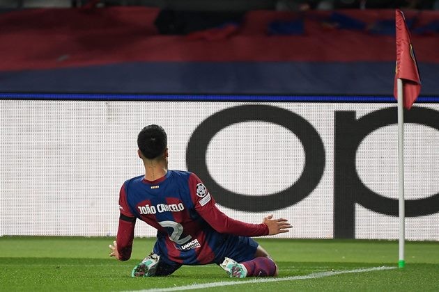Joao Cancelo talks after 10/10 performance during Barcelona 2-1 Porto - Bóng Đá