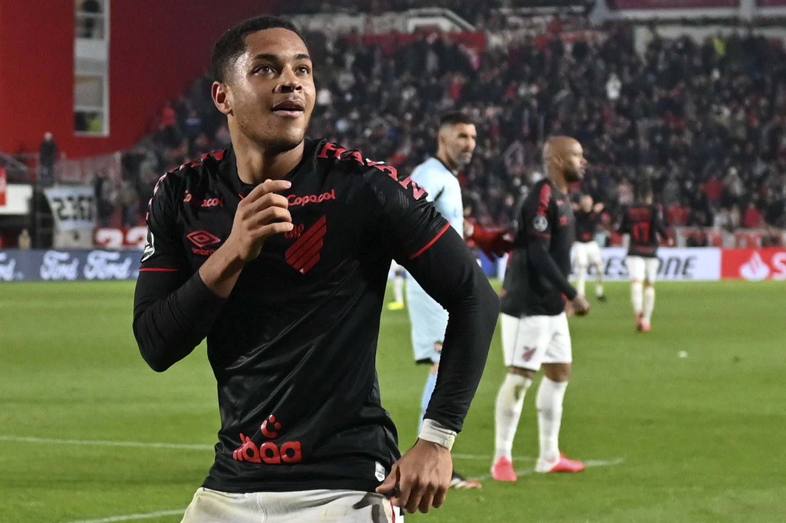 Vitor Roque Brazilian striker ready to accept lower salary to join Barcelona over Premier League clubs - Bóng Đá