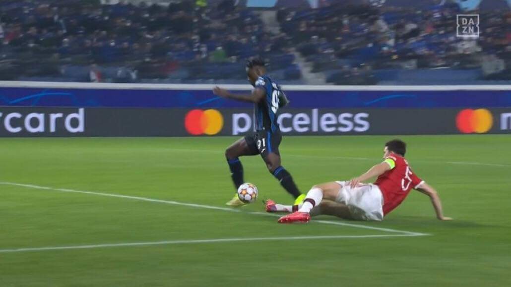 Chỉ một hình ảnh cho thấy đẳng cấp thật sự của Harry Maguire - Bóng Đá