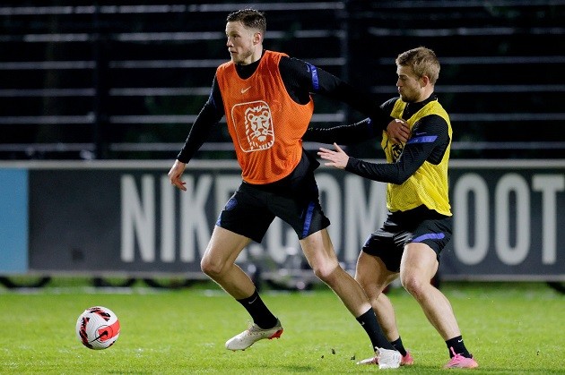 Louis van Gaal temporarily in wheelchair after bike accident, driven to Netherlands training on golf cart - Bóng Đá