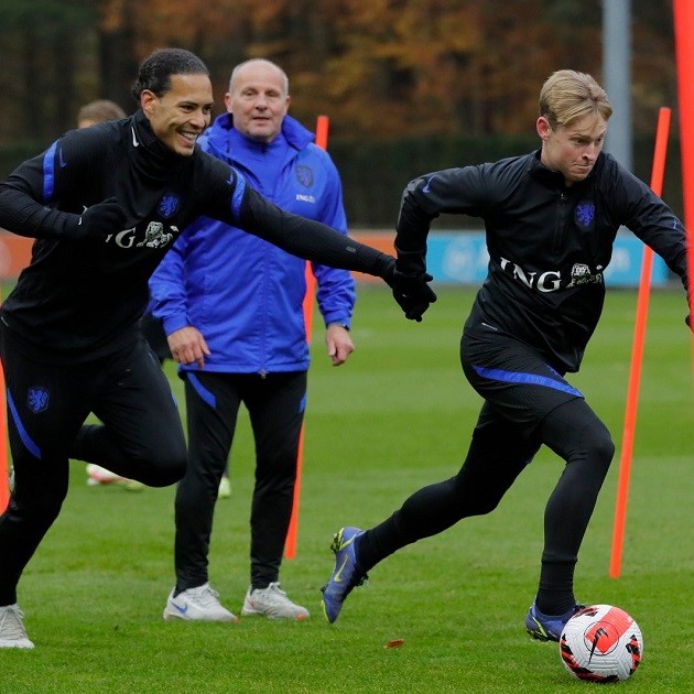 Louis van Gaal temporarily in wheelchair after bike accident, driven to Netherlands training on golf cart - Bóng Đá