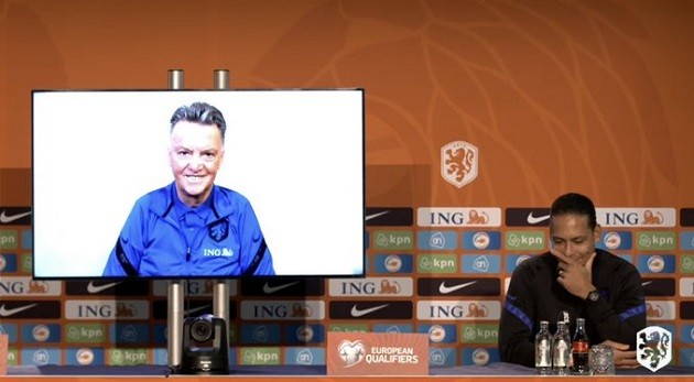 Louis van Gaal temporarily in wheelchair after bike accident, driven to Netherlands training on golf cart - Bóng Đá