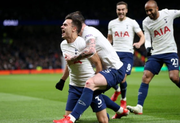 Kalvin Phillips hilariously takes out referee Andre Marriner during Tottenham v Leeds - Bóng Đá