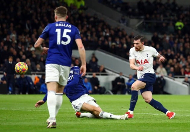Kalvin Phillips hilariously takes out referee Andre Marriner during Tottenham v Leeds - Bóng Đá