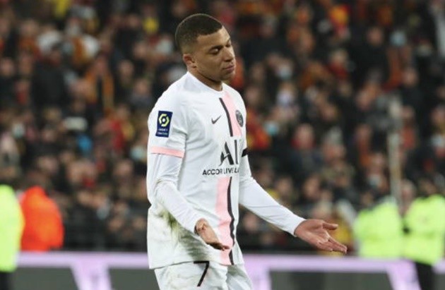 Mbappe mặt lạnh tanh, không buồn ăn mừng với đồng đội - Bóng Đá