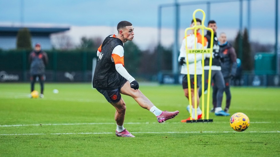 Bất ngờ xuất hiện trên sân tập Man City - Bóng Đá