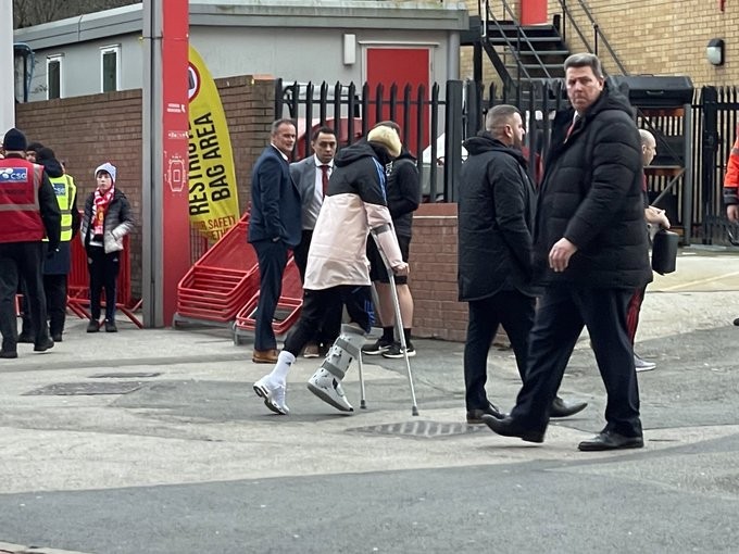 Erik ten Hag hopeful Alejandro Garnacho’s injury is ‘not too bad’ as winger leaves Old Trafford on crutches - Bóng Đá