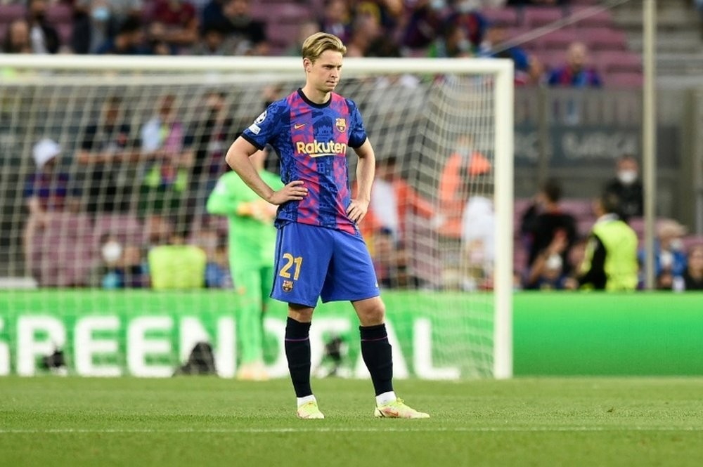 Barcelona manager Xavi Hernandez has swerved talk of a summer exit for star midfielder Frenkie de Jong - Bóng Đá