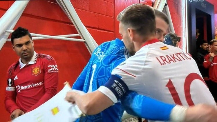 Phản ứng của Casemiro khi De Gea ôm cựu cầu thủ Barca - Bóng Đá