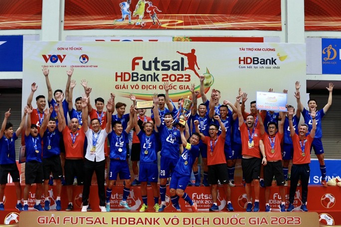 Đội trưởng tuyển futsal Việt Nam giải nghệ - Bóng Đá