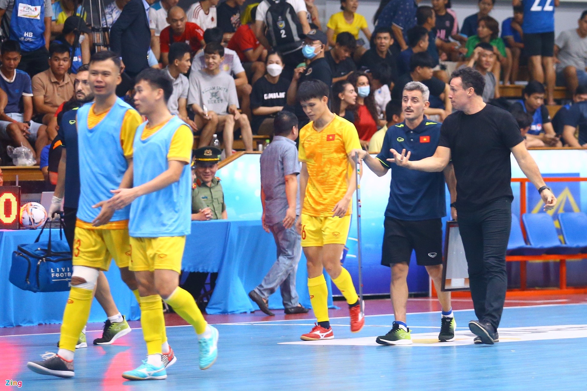 Tuyển futsal Việt Nam họp nóng tại sân dù thắng Solomon 5-0 - Bóng Đá