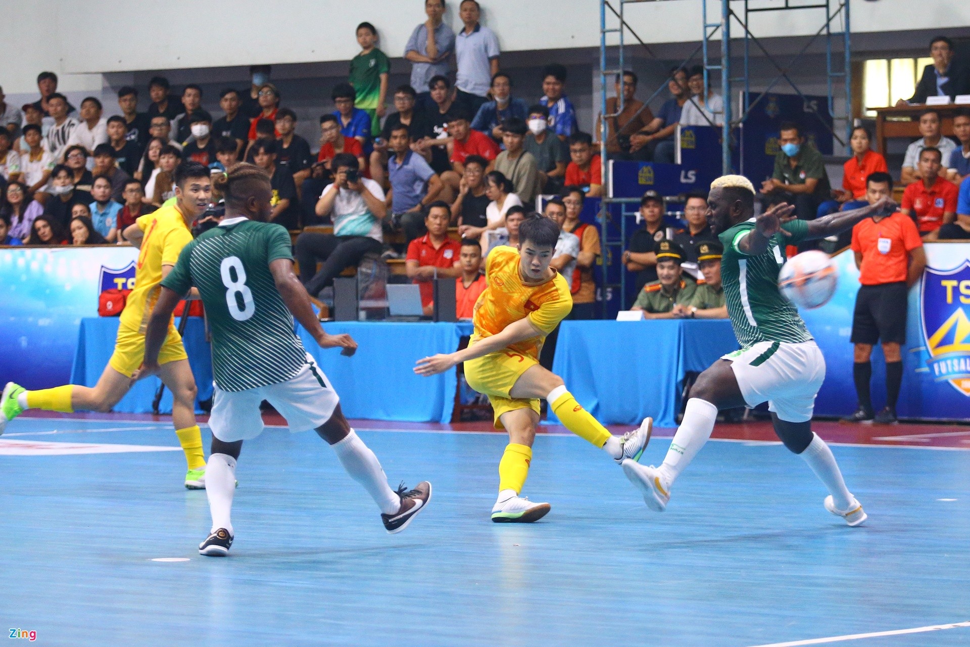 Tuyển futsal Việt Nam họp nóng tại sân dù thắng Solomon 5-0 - Bóng Đá