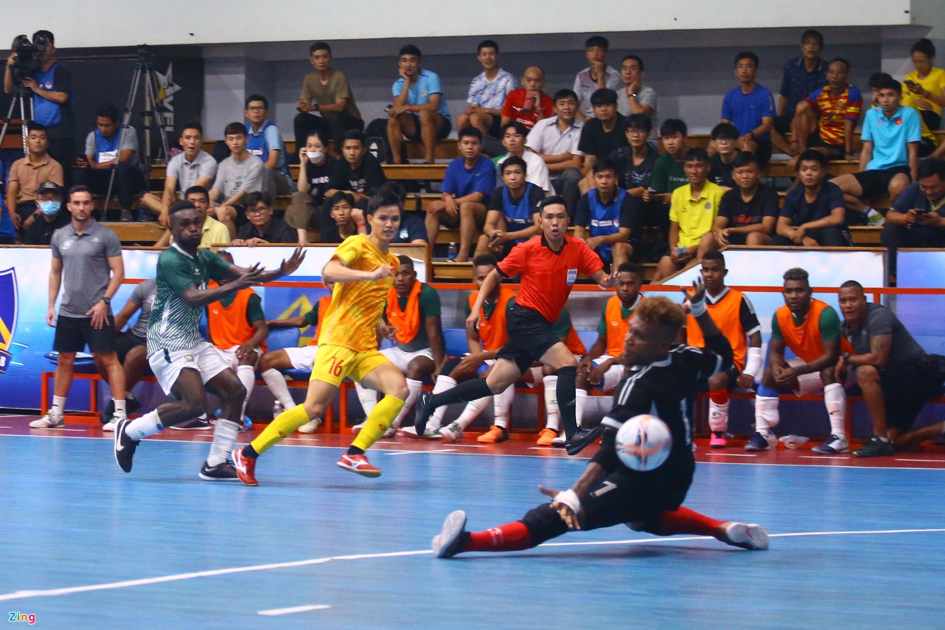 Tuyển futsal Việt Nam họp nóng tại sân dù thắng Solomon 5-0 - Bóng Đá