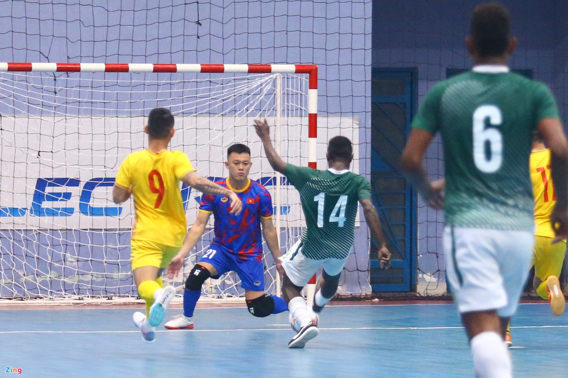 Tuyển futsal Việt Nam họp nóng tại sân dù thắng Solomon 5-0 - Bóng Đá