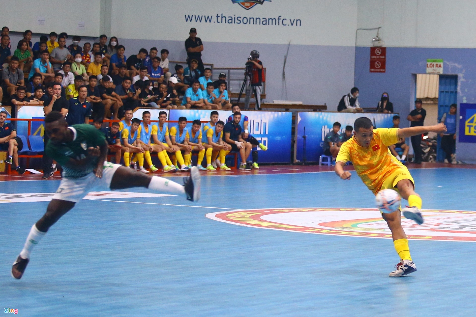 Tuyển futsal Việt Nam họp nóng tại sân dù thắng Solomon 5-0 - Bóng Đá
