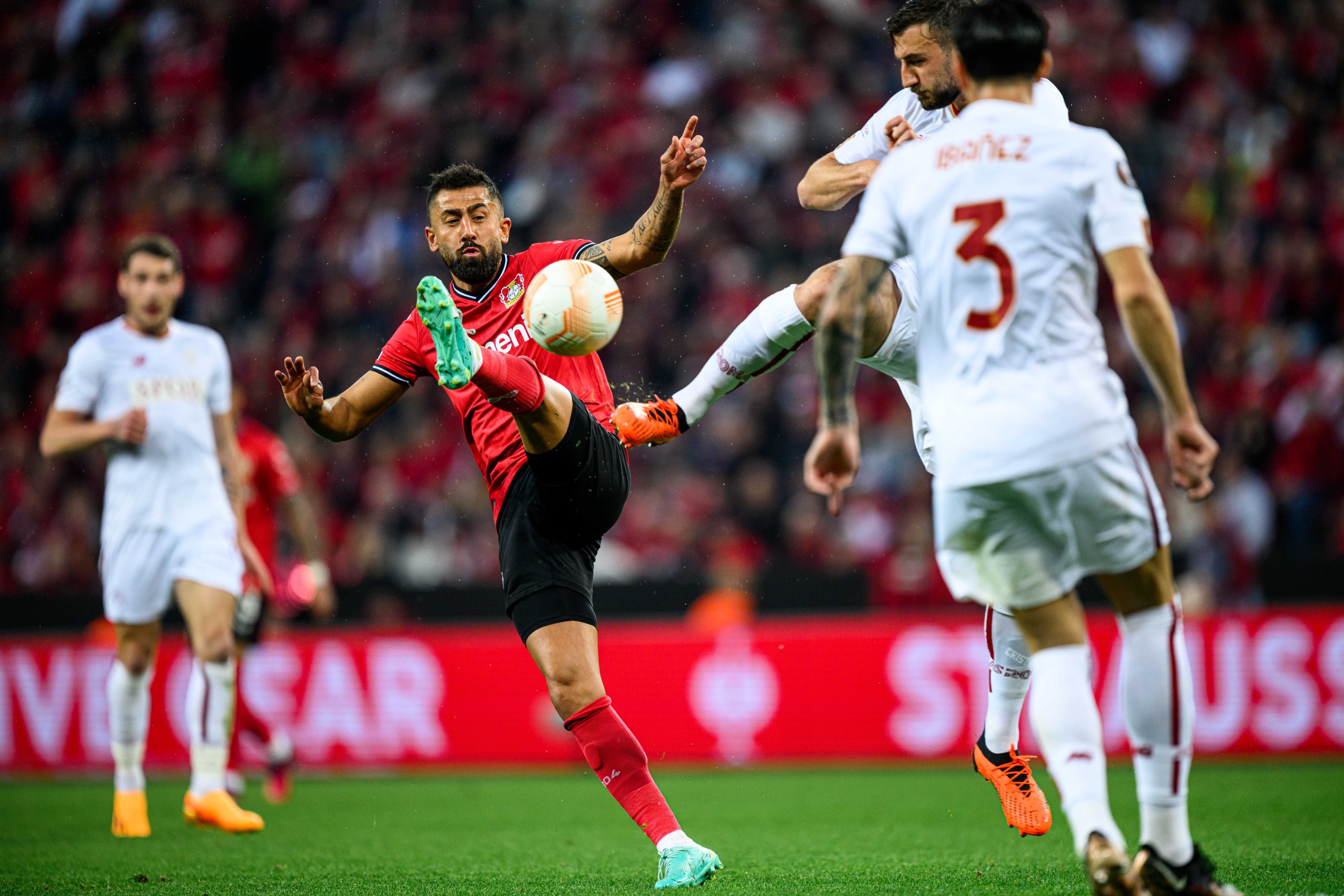 Leverkusen vs Roma: Ảnh review xb khung 4h - 4h30 - Bóng Đá