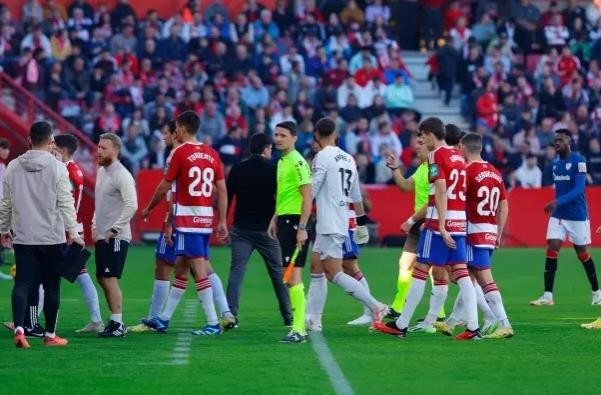 SỐC! Cổ động viên qua đời trên khán đài, trận đấu ở La Liga bị hủy - Bóng Đá