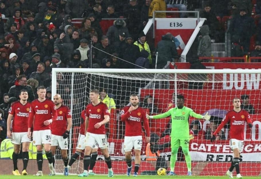 Ten Hag: Man United squad 'not good enough to be consistent' - Bóng Đá