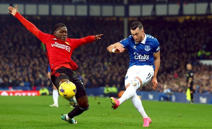 Chris Sutton predicts score of Everton clash v Man Utd - Bóng Đá