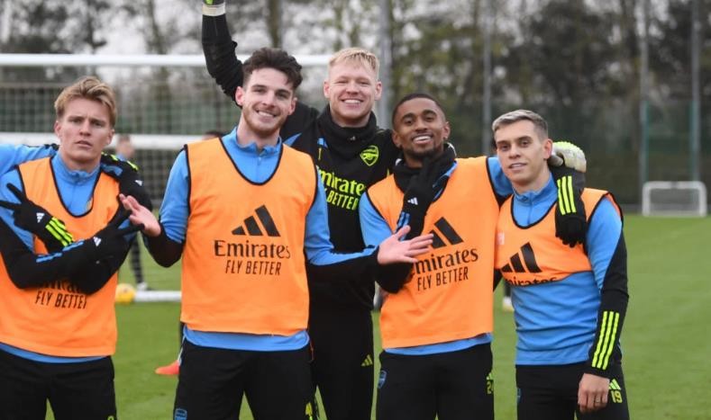 Mark Schwarzer has said that Arsenal goalkeeper Aaron Ramsdale should join Erik ten Hag’s Manchester United in the January transfer window. - Bóng Đá