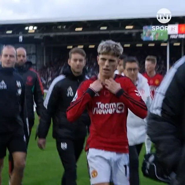 Man Utd fans baffled as Alejandro Garnacho gives shirt to Fulham supporter at half-time - Bóng Đá