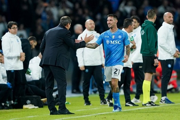 Napoli lại bắn vào chân mình - Bóng Đá