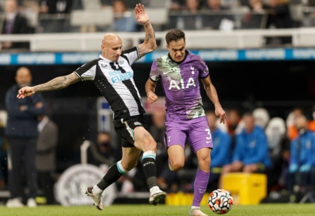 Jonjo Shelvey nervously glances up at club’s new owners after sending off vs. Spurs - Bóng Đá