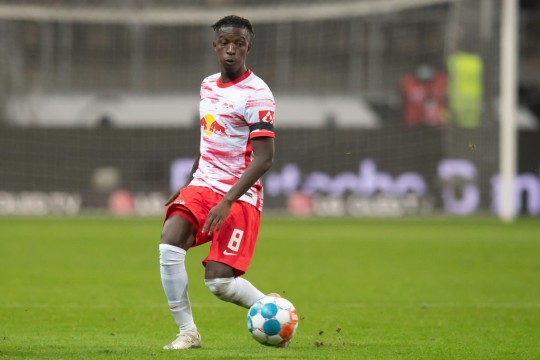 Manchester Evening News reporting that United are prepared to sign a holding midfielder in the January/Amadou Haidara - Bóng Đá