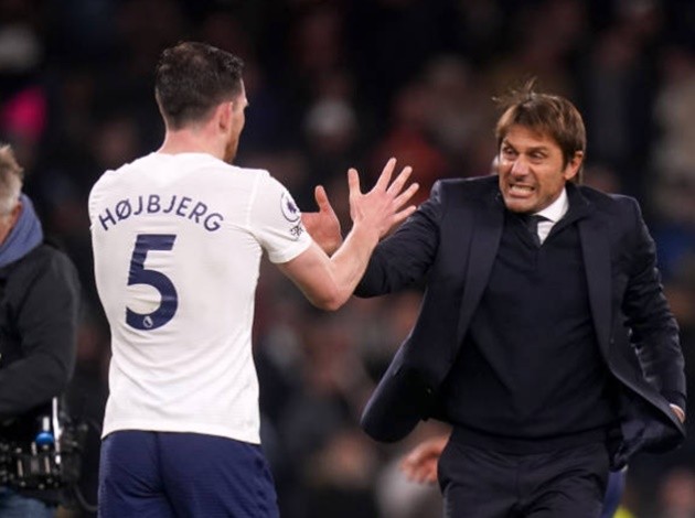 Kalvin Phillips hilariously takes out referee Andre Marriner during Tottenham v Leeds - Bóng Đá