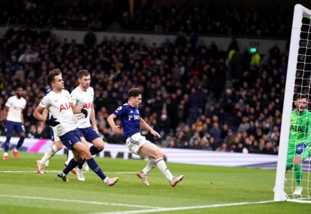 Kalvin Phillips hilariously takes out referee Andre Marriner during Tottenham v Leeds - Bóng Đá
