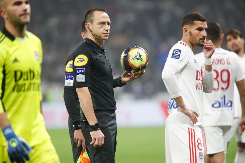 Bạo loạn lại nổ ra ở Ligue 1, Payet bị CĐV ném chai vào đầu - Bóng Đá