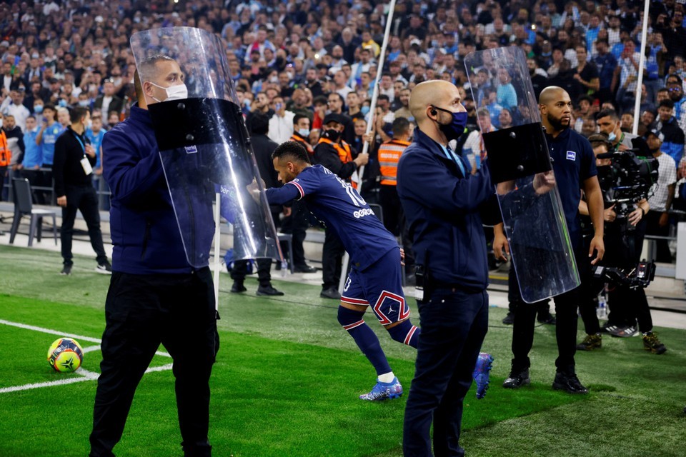 Bạo loạn lại nổ ra ở Ligue 1, Payet bị CĐV ném chai vào đầu - Bóng Đá