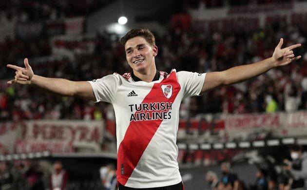 United target Julian Alvarez urged to move to Spain by ex-teammate - Bóng Đá