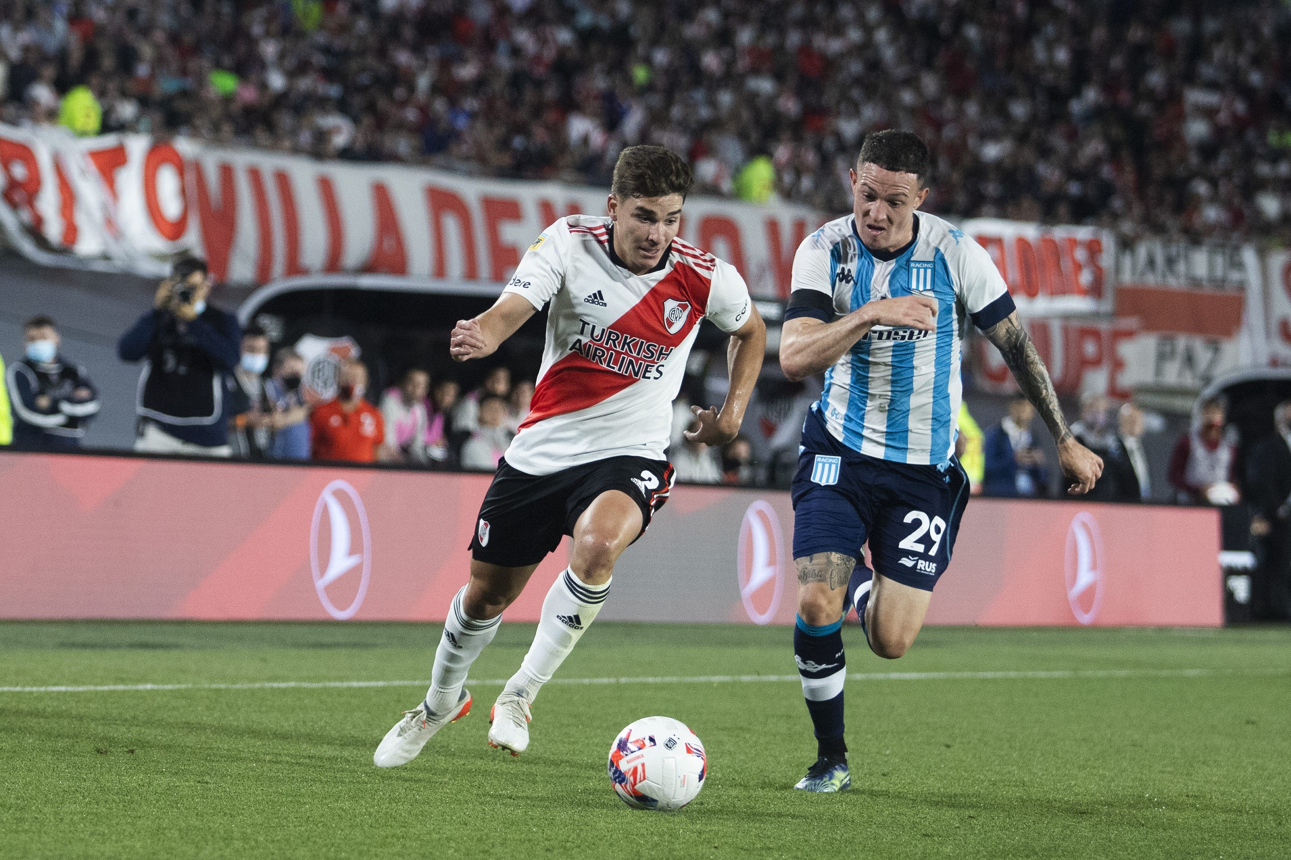 Julian Alvarez agent heading to Europe to listen to offers amid reported Manchester United interest - Bóng Đá