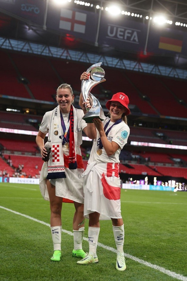 Manchester United's Ella Toone stars on magazine cover to debunk sexism in football - Bóng Đá