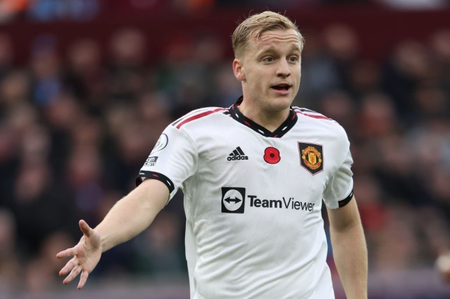 Manchester United’s Donny van de Beek slammed for taking ‘five years’ to make a pass during Aston Villa defeat - Bóng Đá