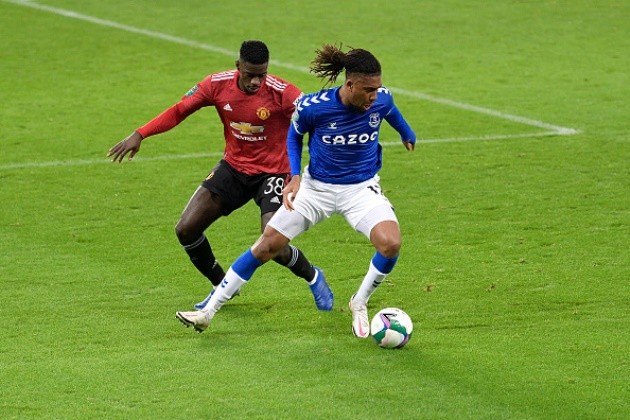 Gary Neville praises Axel Tuanzebe's performance at right back vs Everton - Bóng Đá