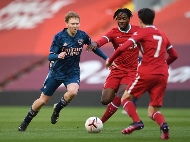 'Ginger Pirlo': Arsenal fans delighted as Jack Henry-Francis signs contract - Bóng Đá