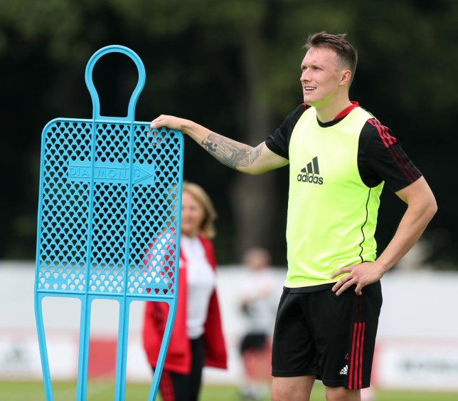 Manchester United defender Phil Jones fires back at Rio Ferdinand after 'waste of time' comments - Bóng Đá