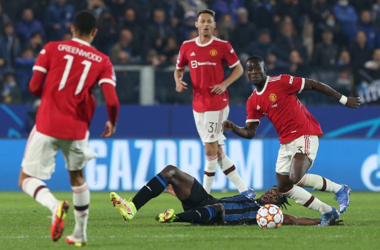 Bailly cũng 'cạn lời' với pha xử lý khó hiểu của Maguire - Bóng Đá