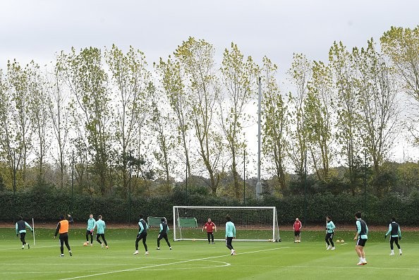 FERDINAND MAKES ARSENAL CLAIM AFTER LONDON COLNEY VISIT - Bóng Đá