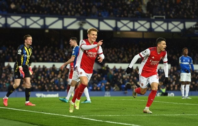 ‘MORE SERIOUS’: GARY NEVILLE SENDS STRONG MESSAGE TO £30M ARSENAL PLAYER Odegaard - Bóng Đá