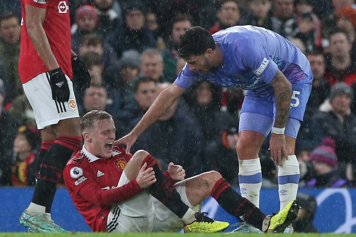 Hình ảnh rợn người của Van de Beek trong va pha chạm - Bóng Đá