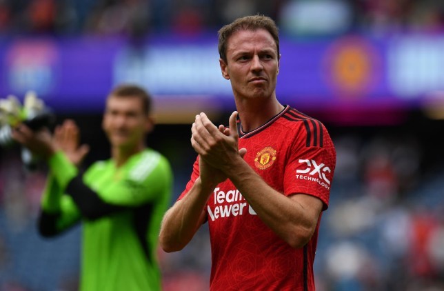 Manchester United boss Erik ten Hag explains decision to hand Jonny Evans a short-term deal - Bóng Đá