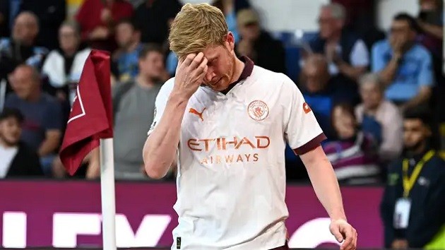 Huge blow for Man City! Kevin De Bruyne forced off with injury during Premier League opener against Burnley - Bóng Đá