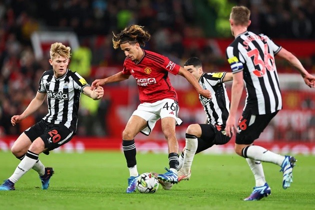 Gary Neville says Manchester United star should have been sent off after 17 minutes - Bóng Đá