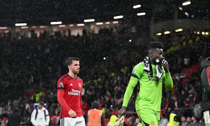 Amrabat tệ hại và quyết định 'tự hủy' của Ten Hag - Bóng Đá